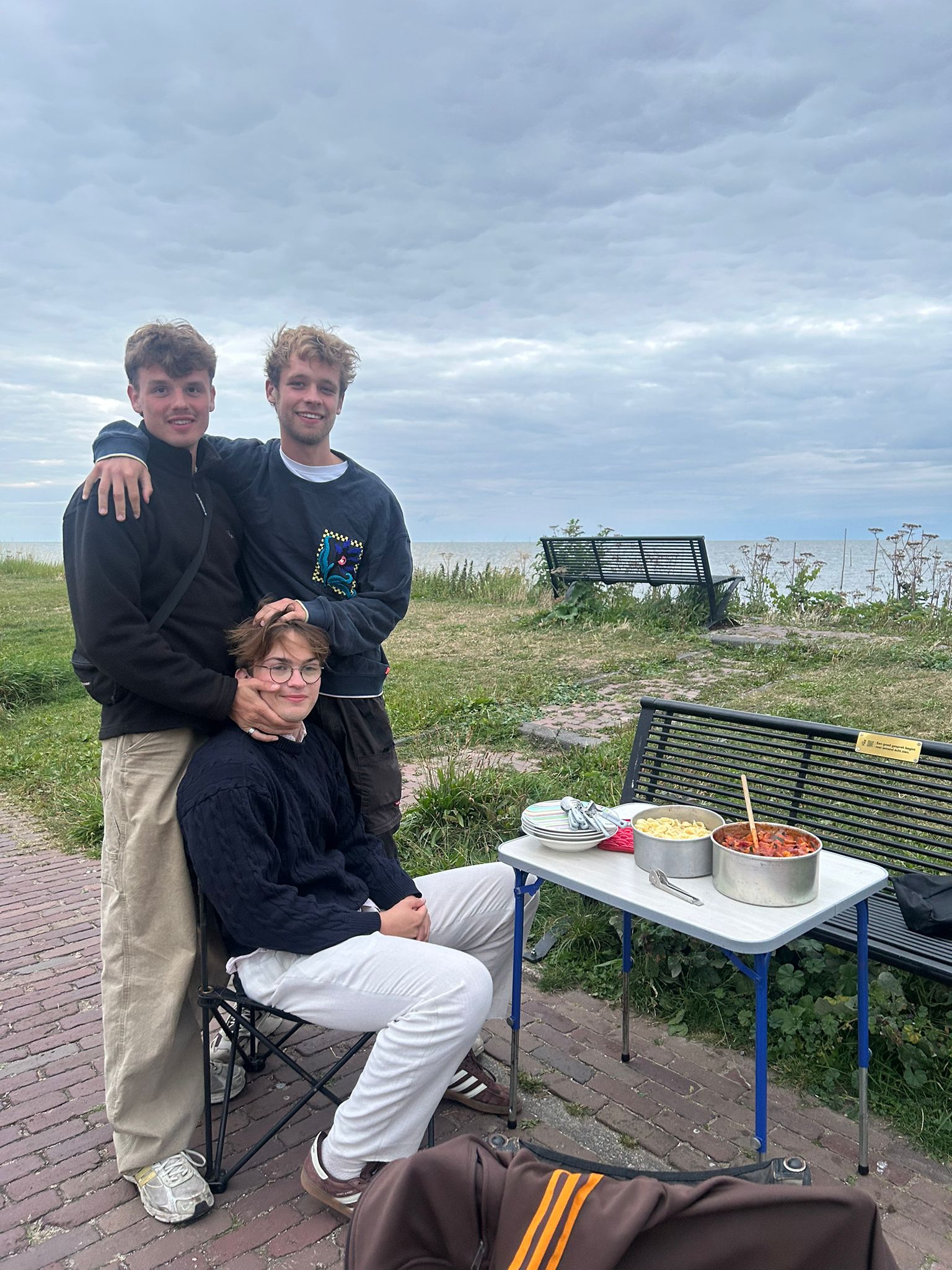 Wouter met twee Riggers aan zee